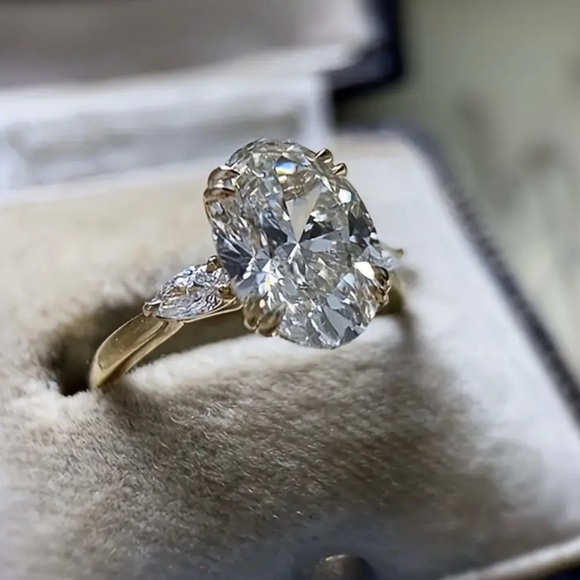 Jewelry - Luxury Oval-Shaped zirconia Engagement Ring, 18K Gold Plated, size 7